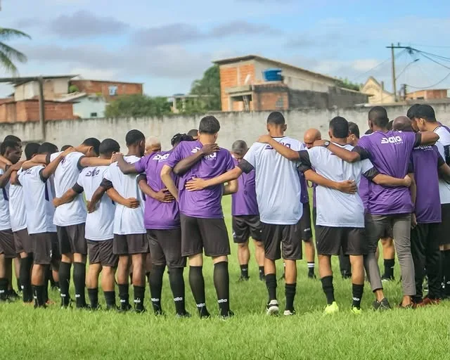 Mirando dois acessos no ano e com parceria internacional, Roxinho retorna ao futebol em 2026